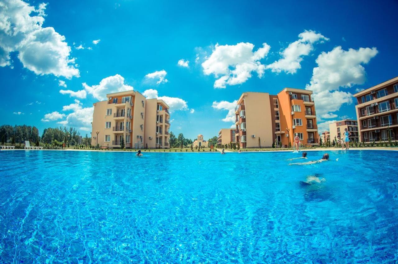 Holiday Fort Golf Club - Premium Apartments Слънчев бряг Екстериор снимка